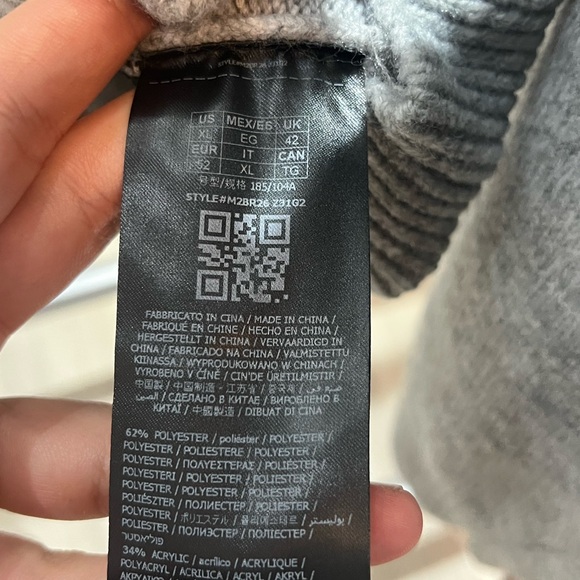 GUESS GREY AND BLACK SWEATER. - Picture 4 of 4